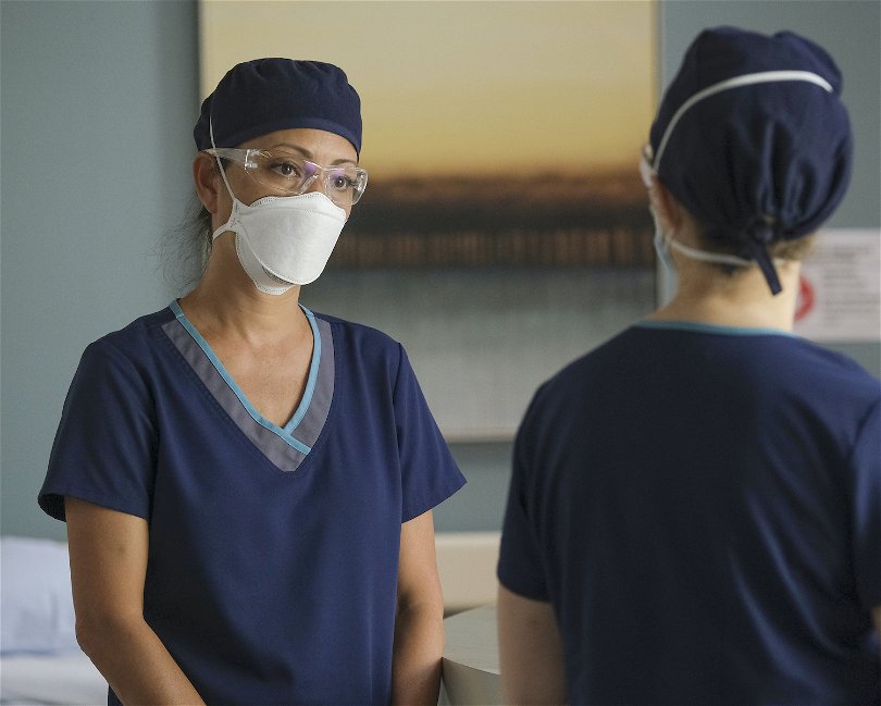 Som överläkare måste Dr. Lim (Christina Chang) fatta de svåraste av de svåraste besluten under pandemin. Foto: Viaplay.