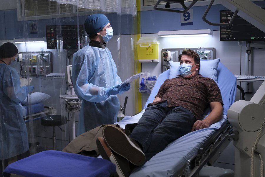 Shaun Murphy (Freddie Highmore) vårdar en covid-patient i The Good Doctor. Foto: Viaplay.