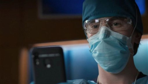 Shaun Murphy (Freddie Highmore) pratar med en anhörig över telefonen i The Good Doctor. Foto: Viaplay. 