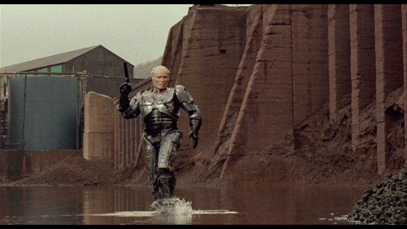 Egentligen går ju Murphy/Robocop (Peter Weller) i en pöl och inte PÅ vattnet. Men det räknas ändå. Foto: Orion Pictures. 
