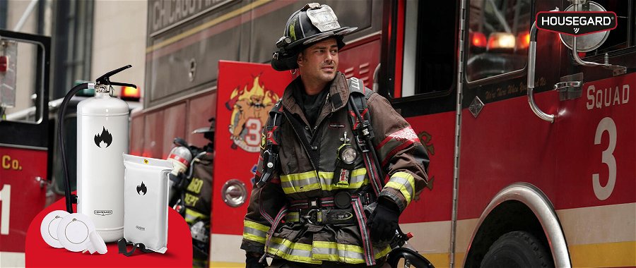 Taylor Kinney i Chicago Fire och en brandsläckare från Housegard. Foto: Viaplay och Housegard.