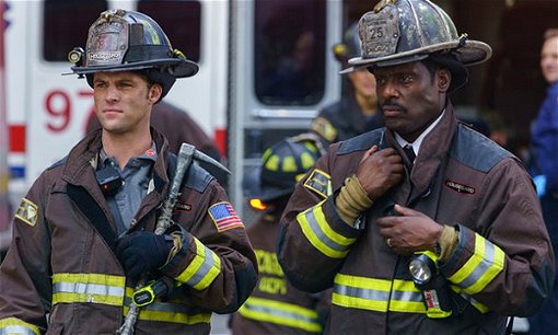 Jesse Spencer och Eamonn Walker i Chicago Fire och loggan från Housegard. Foto: Viaplay och Housegard.