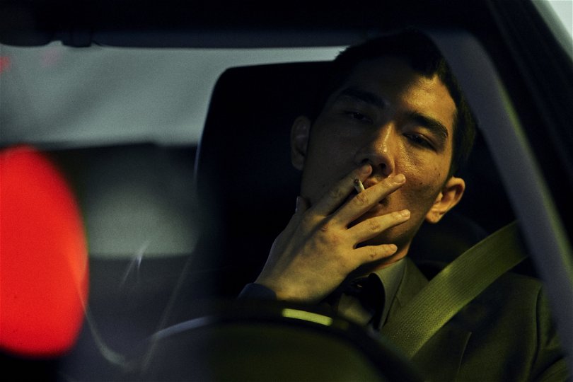 Man röker i bil.