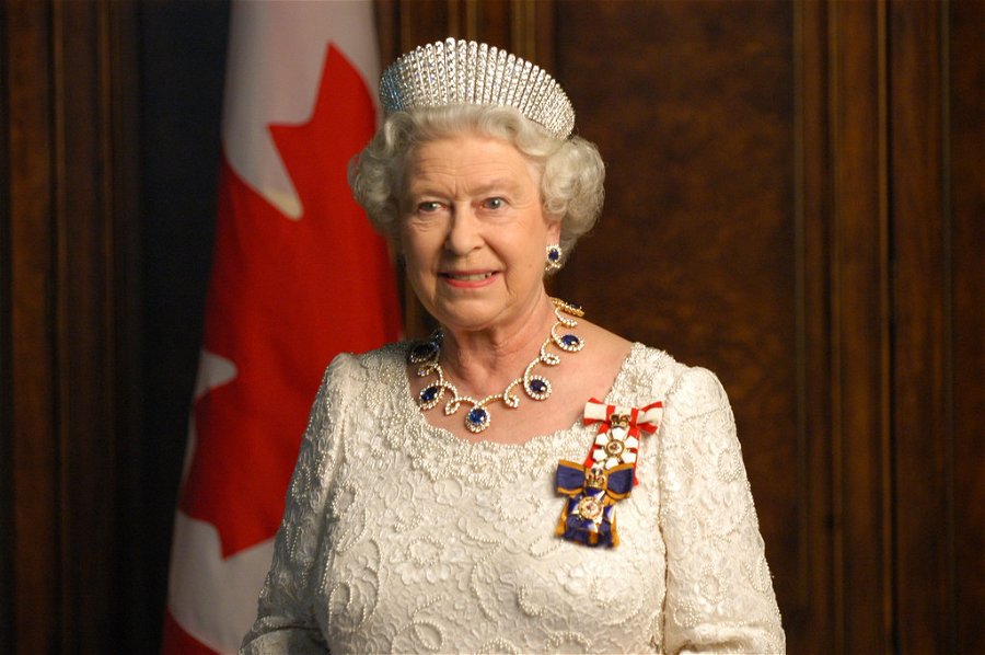 Se drottning Elizabeth i The Crown säsong 5