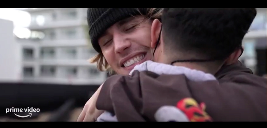 Bild från trailern av Justin Bieber: Our World. En närbild där Justin Bieber kramar en kollega. Foto: Amazon Prime