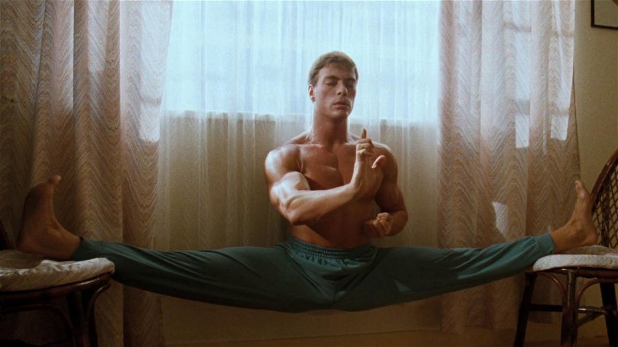 Jean Claude van Damme i split mellan två stolar i Bloodsport. Foto: Warner Bros. Pictures.