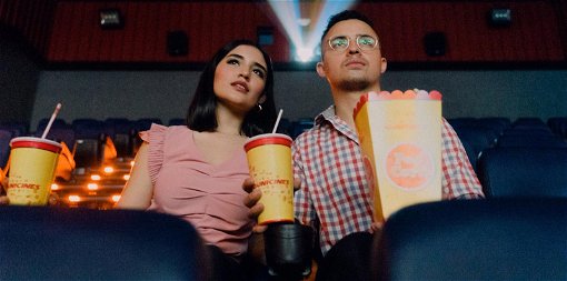 Ett par som går på bio