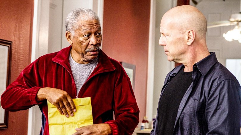 I RED spelar Bruce Willis bland annat mot Morgan Freeman. Foto: Dummit Entertainment.