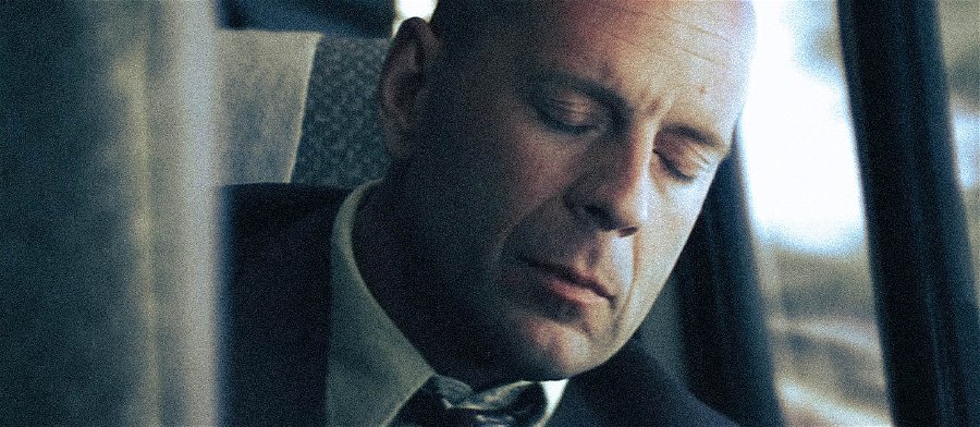 Bruce Willis i paradrollen som John McClane i Die Hard hämningslöst. Foto: Buena Vista International