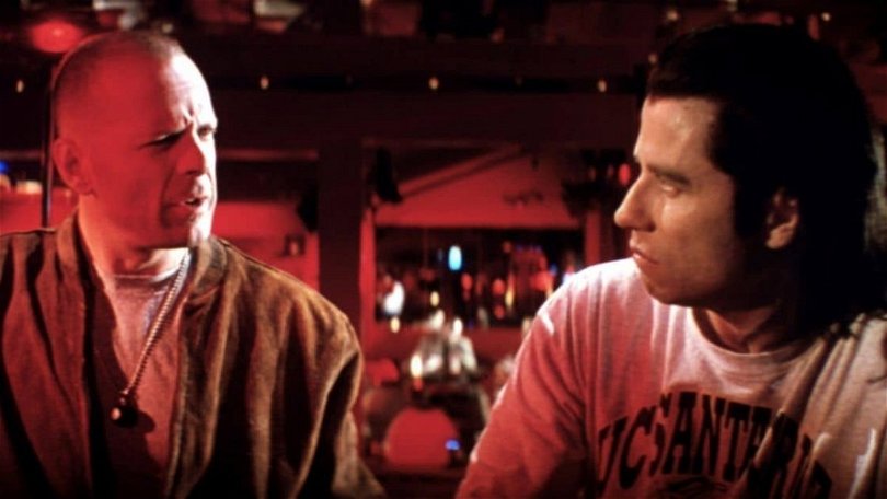 Bruce Willis och John Travolta har en otrevlig ordväxling i Pulp Fiction. Foto: Miramax Films.