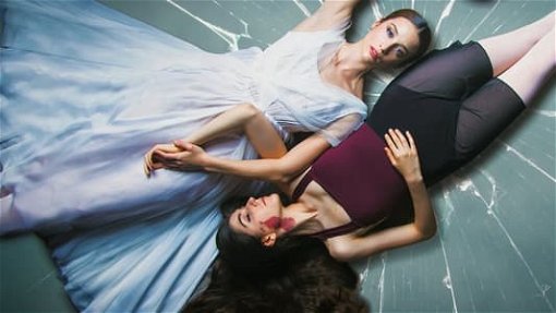 Irene och Aurora, Dancing on Glass. Foto: Netflix