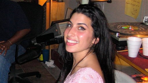 Hon spelar Amy Winehouse i filmen Back to Black