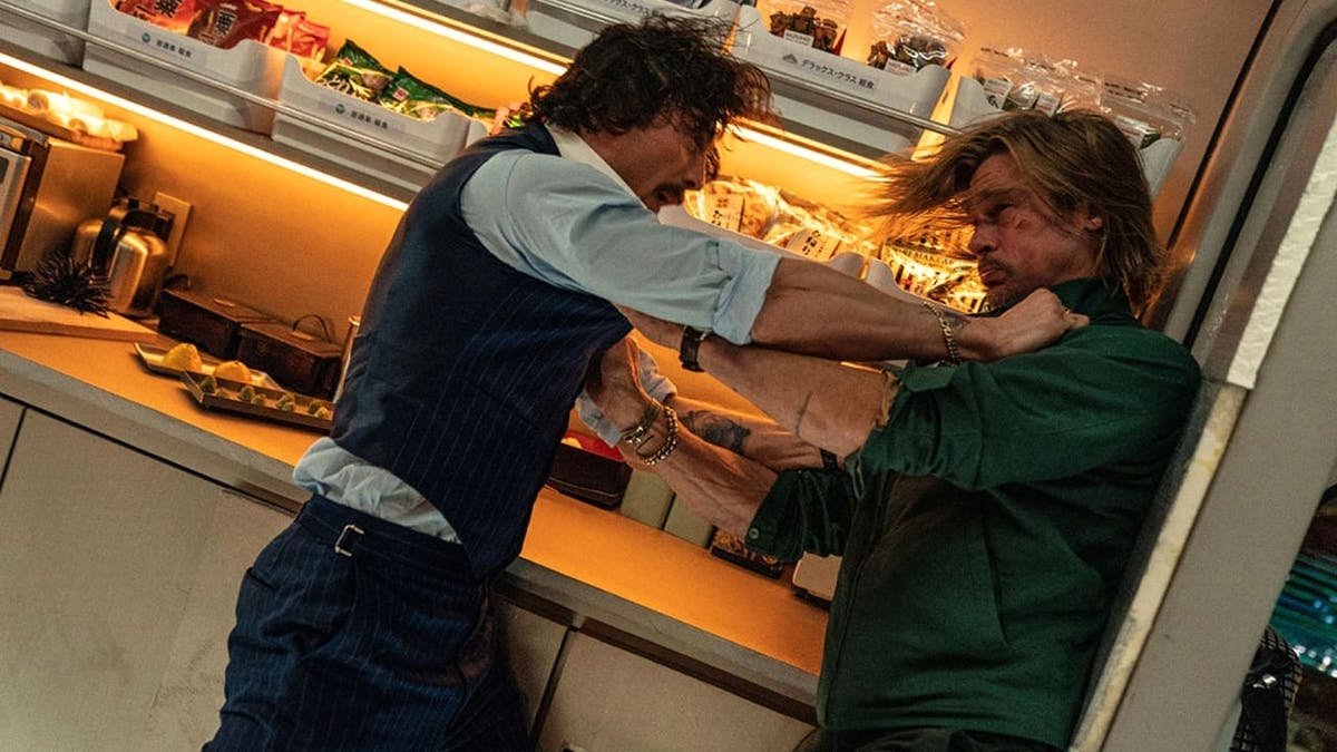 Aaron Taylor-Johnson och Brad Pitt går in i närkamp. Foto: Sony Pictures Releasing.