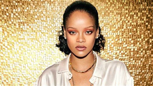 Rihanna framför en guldig bakgrund