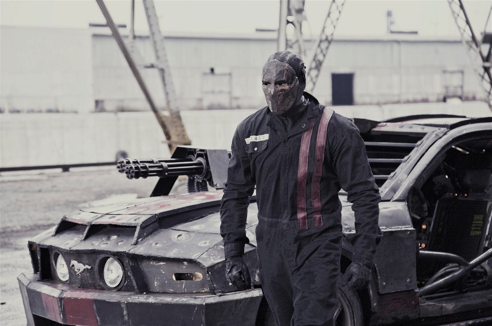 I Death Race lyckas Jason Statham se skitnödig ut även i en stor overall och hockeymask. Foto: Universal Pictures.