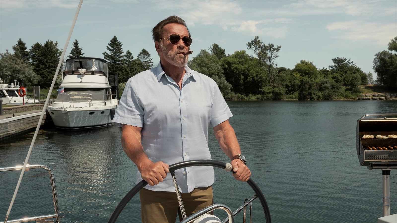 Arnold Schwarzenegger på en båt i FUBAR. Foto: Netflix.