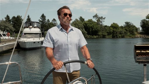 Arnold Schwarzenegger på en båt i FUBAR. Foto: Netflix.