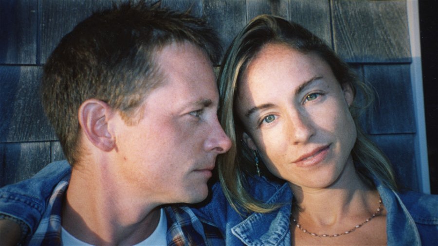 Bilden föreställer skådespelaren Michael J. Fox och hans fru, skådespelaren Tracy Pollan, när de var unga tillsammans. 