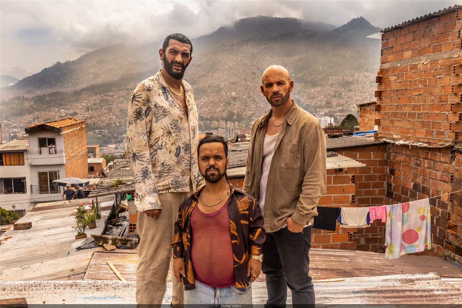 Ramzy Bedia, Franck Gastambide och Anouar Youbali i Medellín. Foto: Amazon Prime