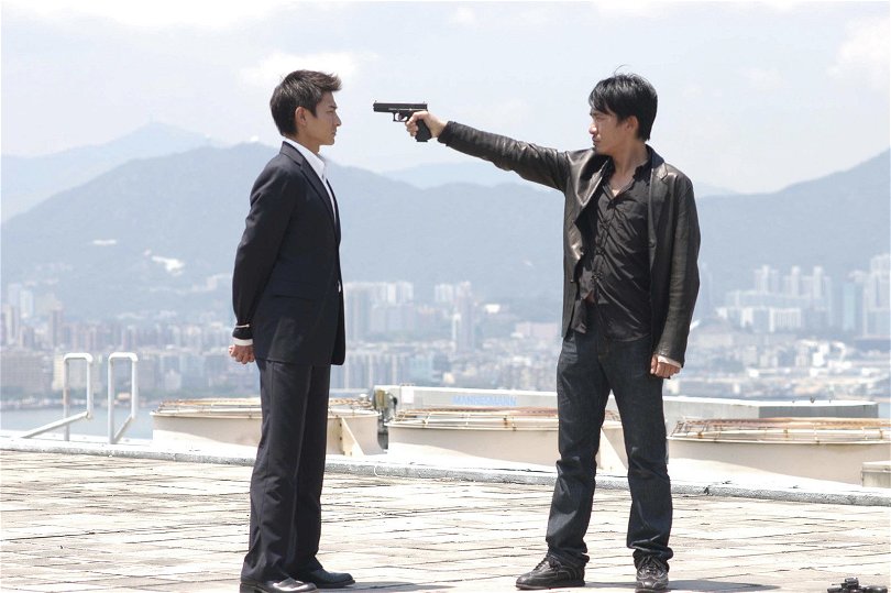 De två infiltratörerna träffas slutligen på ett hustak, en av de snyggaste sekvenserna i filmen, som förvandlades till en uppvisning i blodigt våld i The Departed. Foto: Media Asia Distribution.