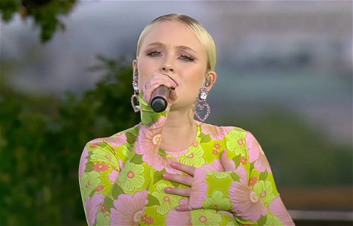 Imorgon framträder Zara Larsson på Allsång på Skansen med Pernilla Wahlgren