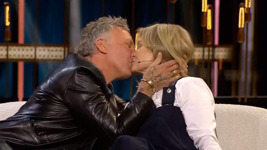 Stora kyssen i TV när Mikael Persbrandt hyllar Lena Endre