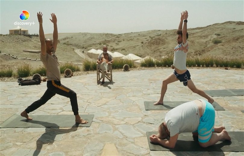Bättre sent än aldrig gänget provar på yoga i öknen