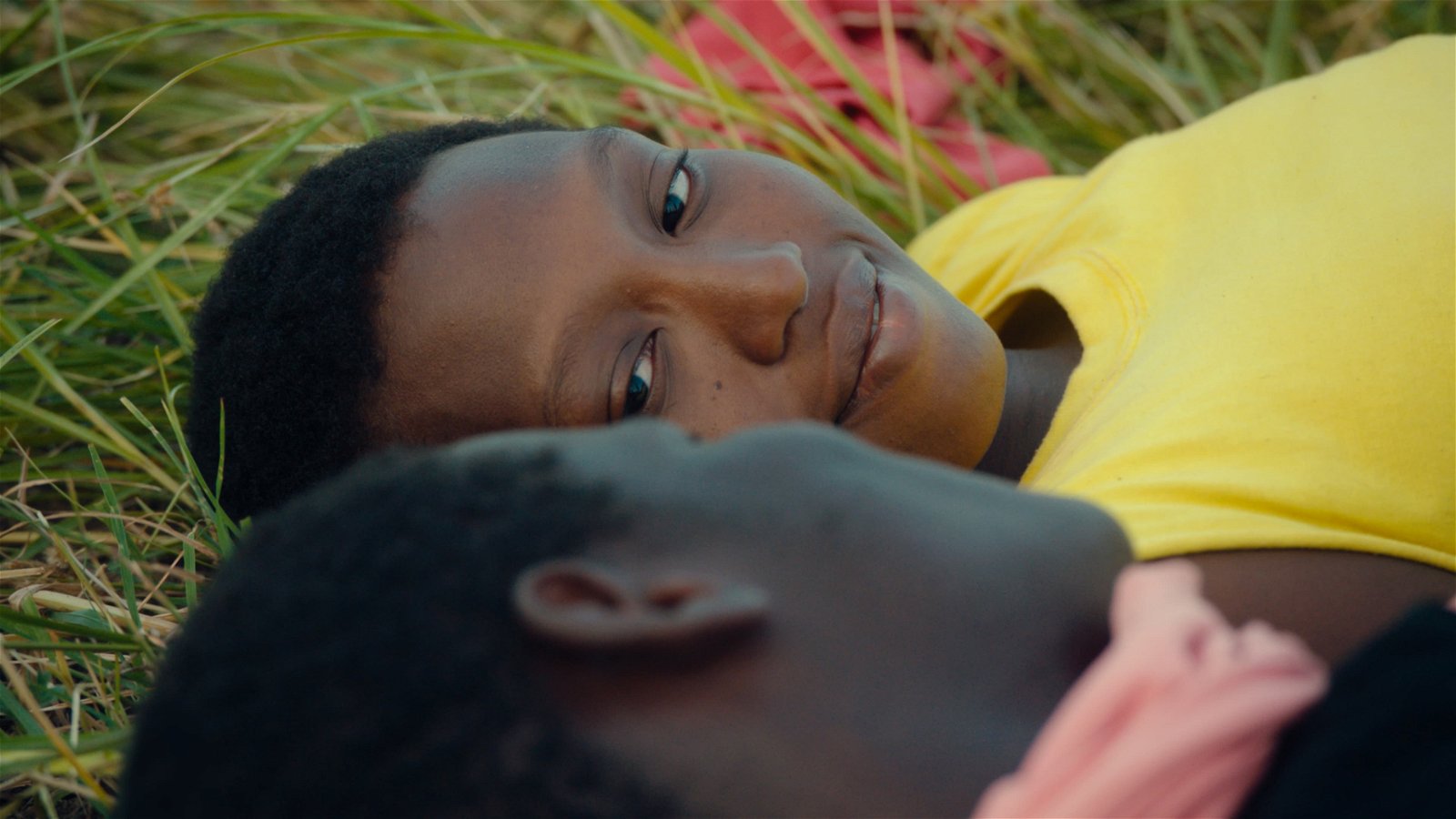  Khady Mane som Banel och Mamadou Diallo som Adama har fin kemi på den vita duken. 