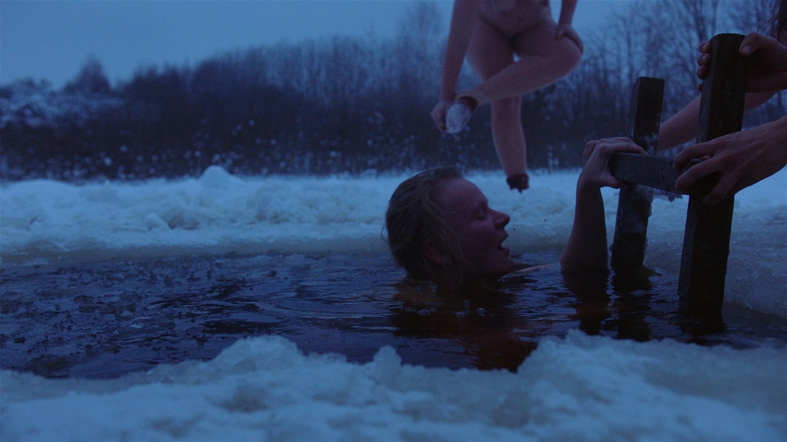 Dokumentären Smoke Sauna Sisterhood lyckas på ett strålande sätt porträttera hur intima samtal mellan vänner utspelar sig. 