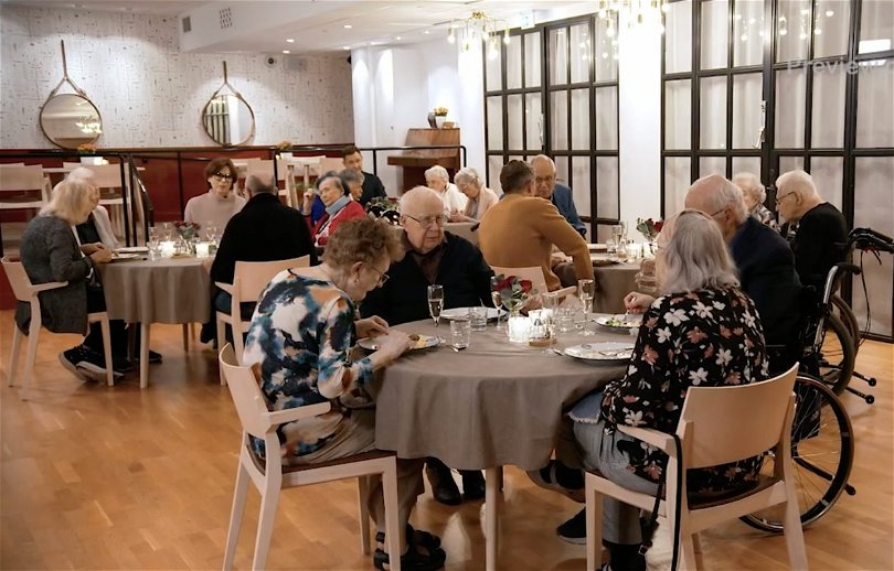 Sveriges mästerkock lagar mat på äldreboende