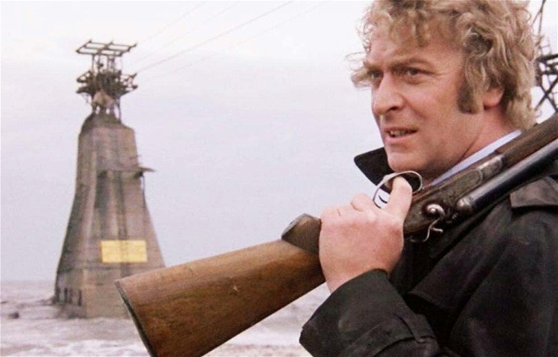 Michael Caine håller i ett hagelgevär.