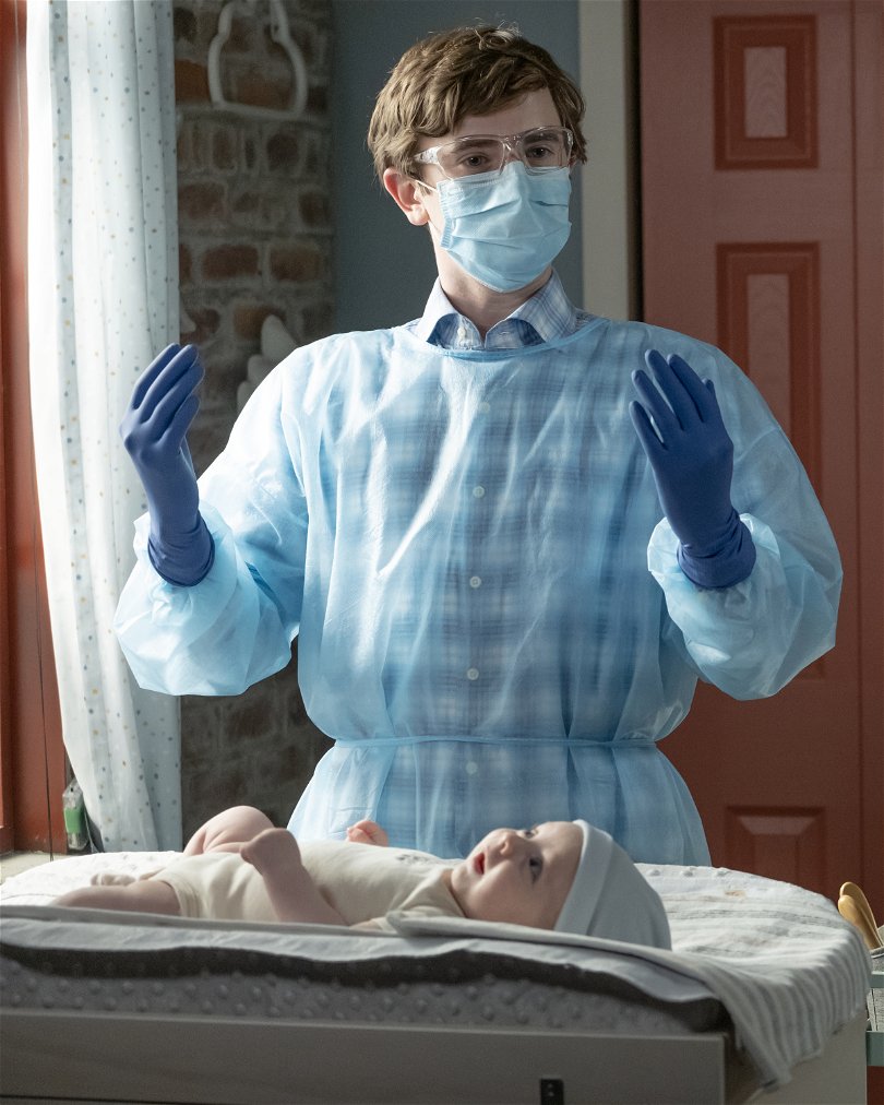 Shaun Murphy (Freddie Highmore) förbereder sig för att byta blöja så snabbt och effektivt som möjligt. Foto: Viaplay.