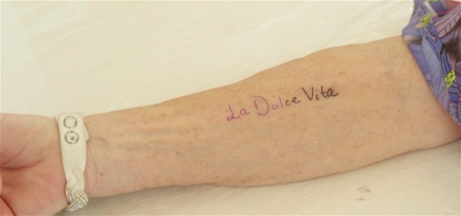 Här tatuerar sig deltagarna i Hotell Romantik 2024: Det gör ont!