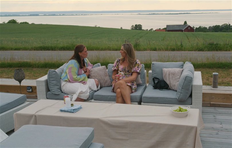 Linnea och Emmy berättar för varandra om sina rädslor i Gift vid första ögonkastet 2024. Foto: SVT