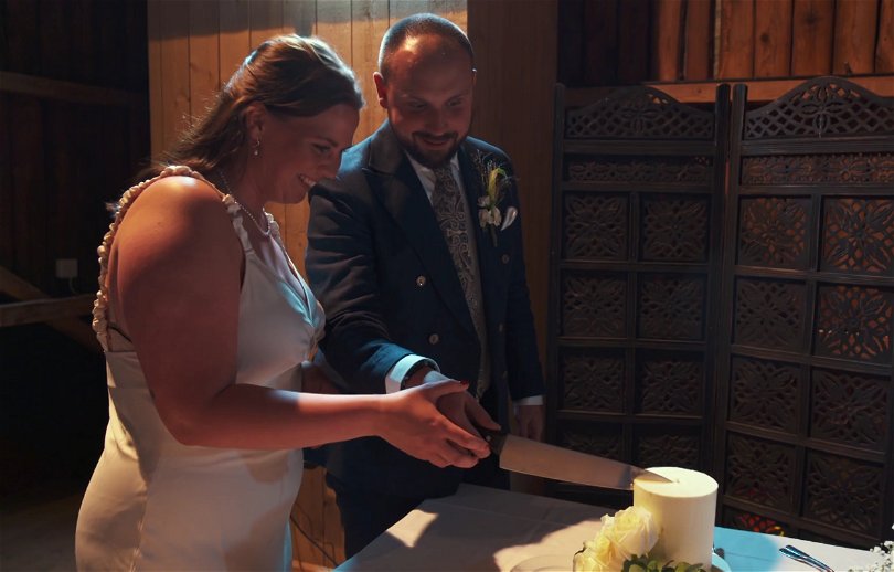 Linnea och Jimmi skär bröllopstårtan i Gift vid första ögonkastet 2024. Foto: SVT