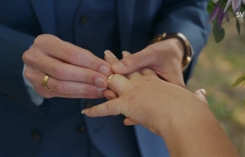 Torsten sätter en ring på Anastasias finger i Gift vid första ögonkastet 2024. Foto: SVT
