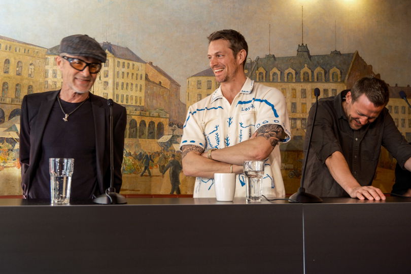 Jo Nesbø, Joel Kinnaman och Tobias Santelmann brister ut i skratt.