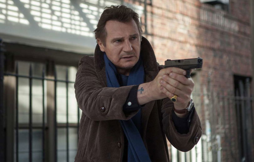 Liam Neeson håller i en pistol i "A Walk Among the Tombstones"