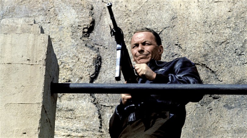 Frank Sinatra håller ett maskingevär i Von Ryans Express