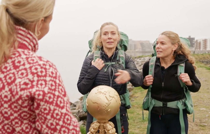 Eva och Karin Röse med statyetten.