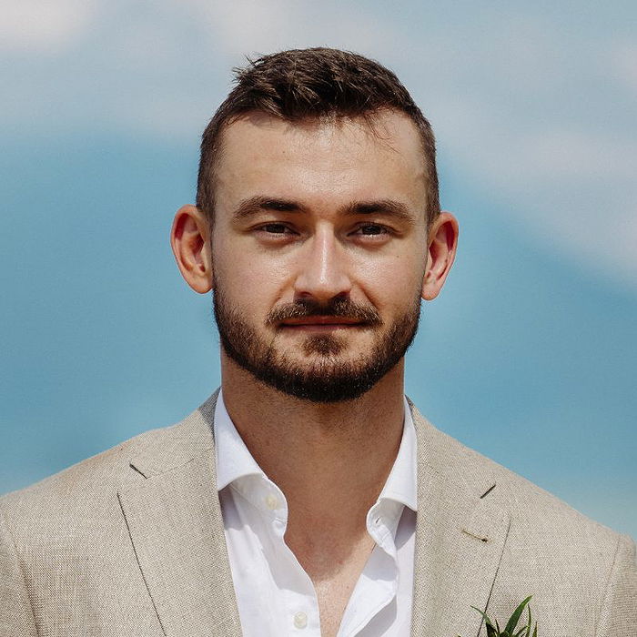 Det här är Oskar Svensson – en av deltagarna i Stranded on Honeymoon Island