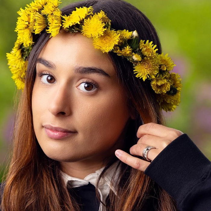 Allt om Fatima Jelassi – från maskrosbarn till hyllad artist och sommarpratare
